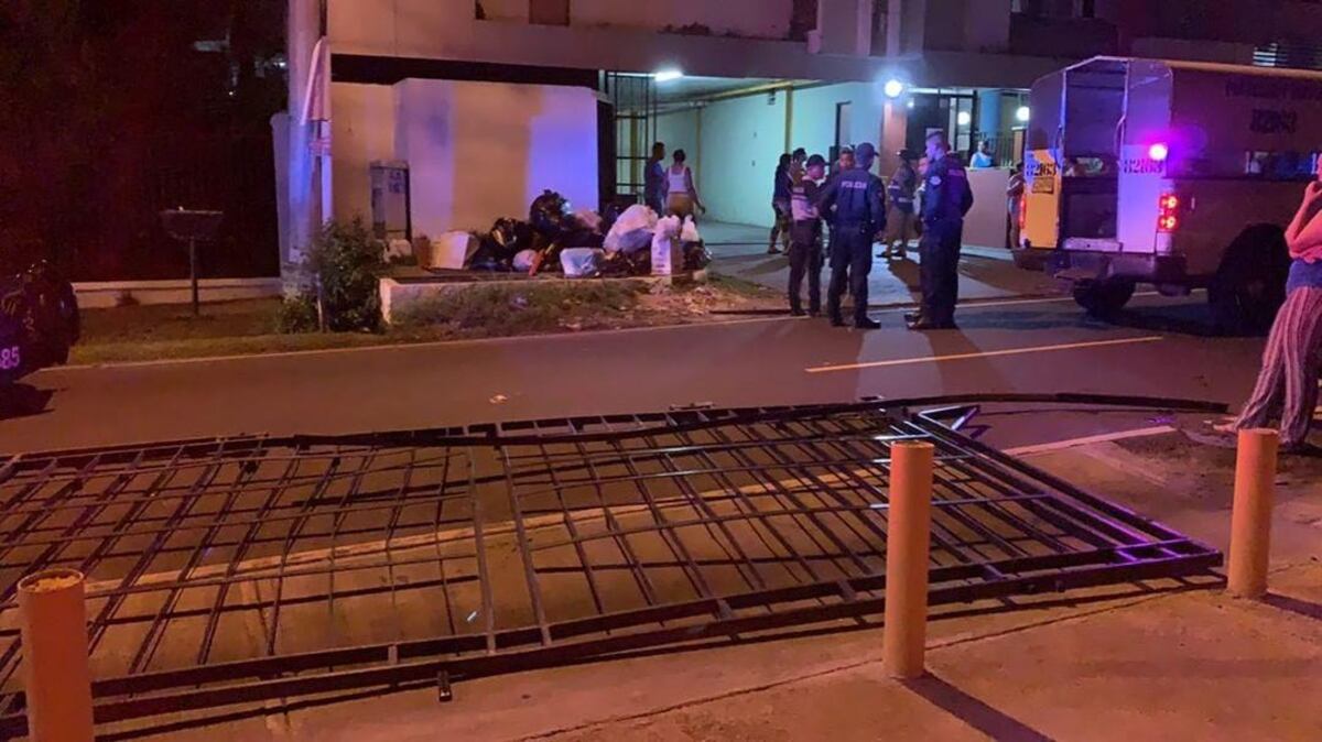 Detonaciones en edificio cerca al Parque Omar. Dos autos tumbaron el portón de seguridad