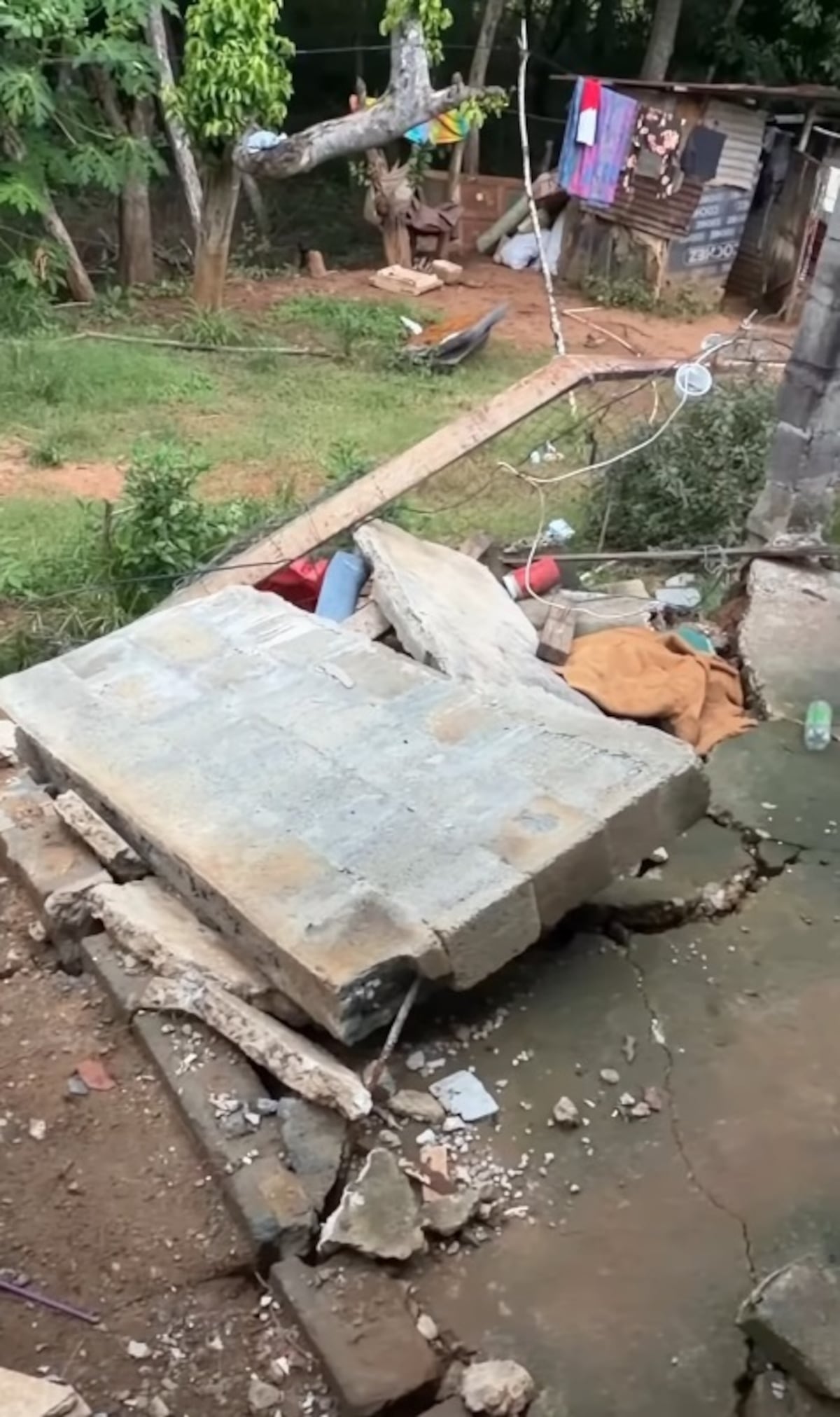 Vídeo | Alejandro Torres dona ‘chantin’ a familia damnificada tras el terremoto