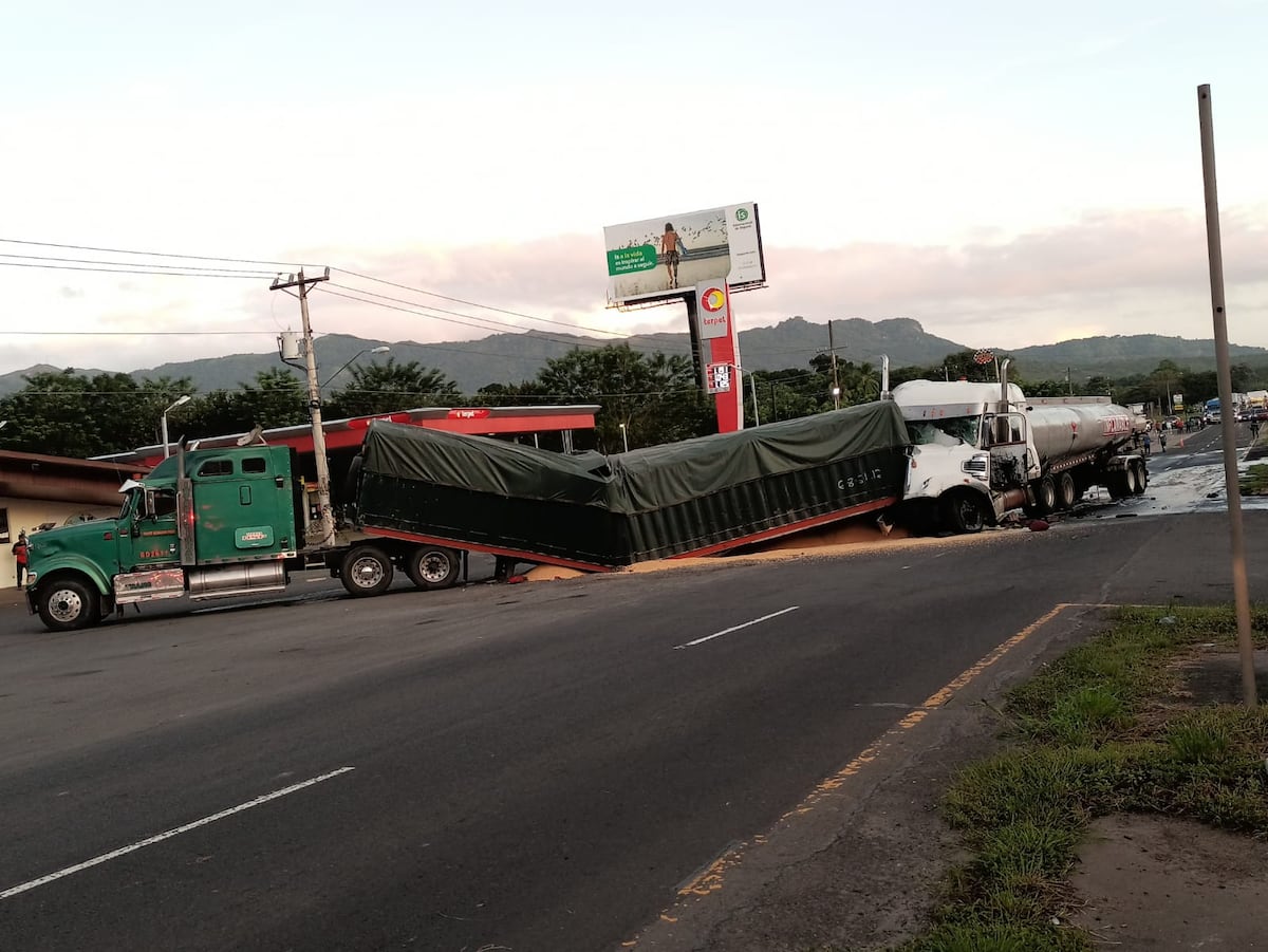 Colisión entre dos articulados deja un herido en el distrito de Chame. Hubo derrame de combustible
