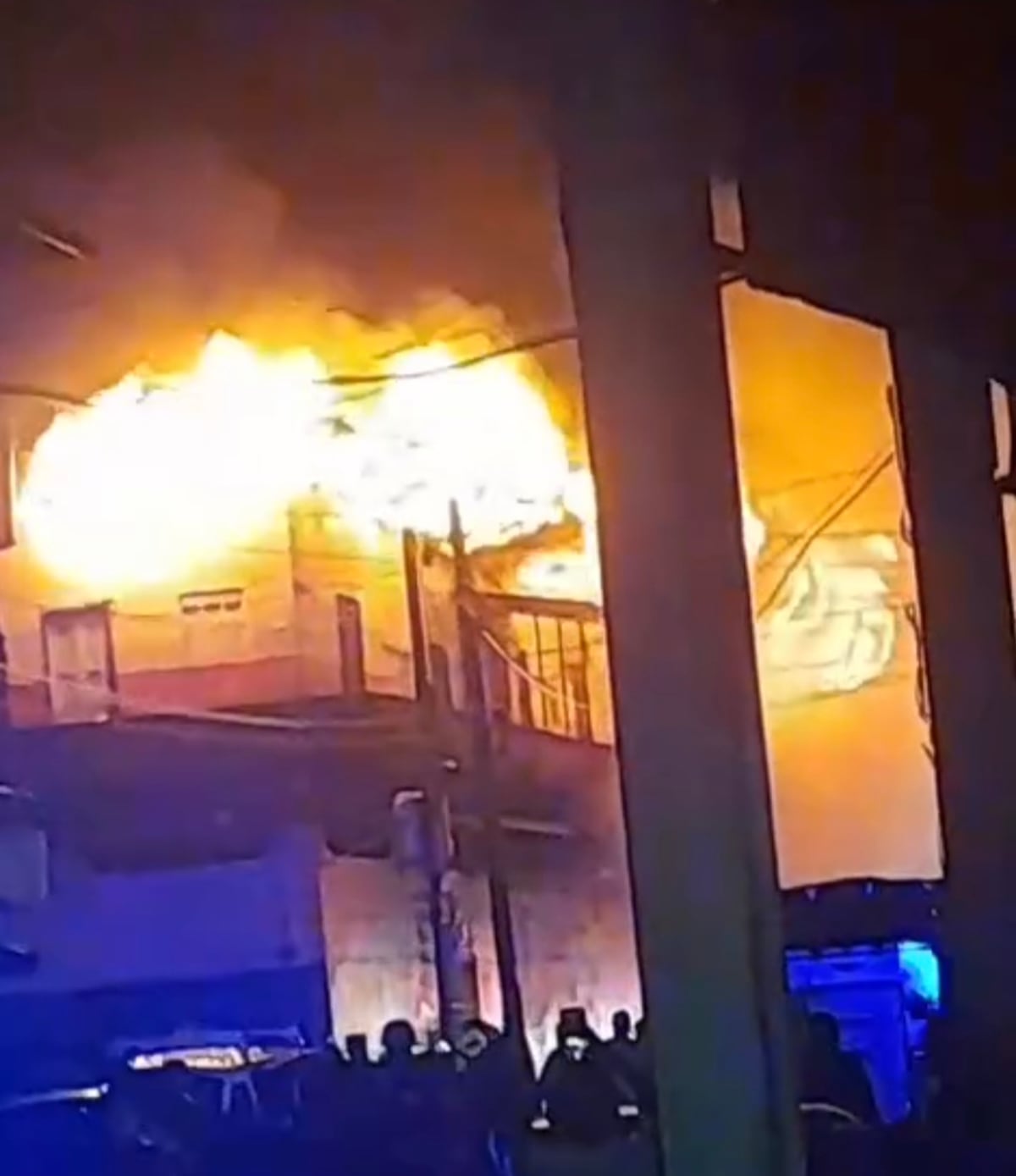 Incendio en plena calle 12 de Colón moviliza a más de cien bomberos y deja varias familias damnificadas 