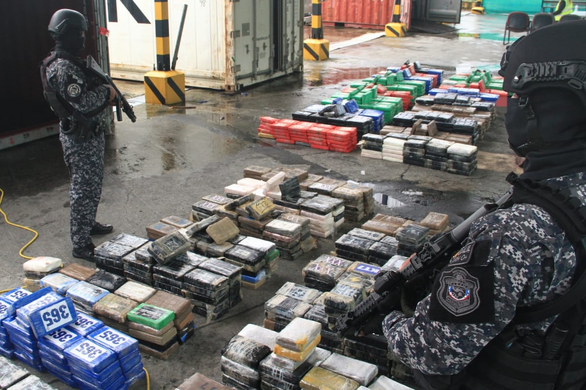 Incautan más de una tonelada de droga oculta en un doble fondo en dos contenedores 