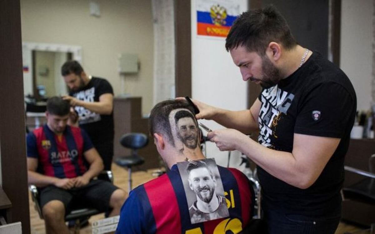 Peluquero serbio diseña a Messi y a Ronaldo en las cabezas de sus clientes