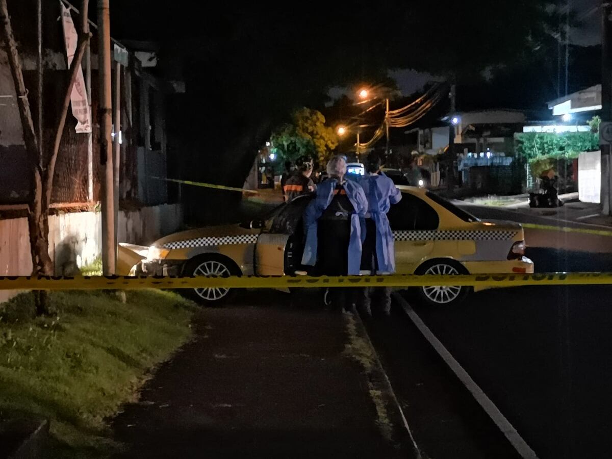 Balacera en Chanis. Asesinan a taxista de múltiples disparos. El auto quedó sobre la acera de un parque. Video