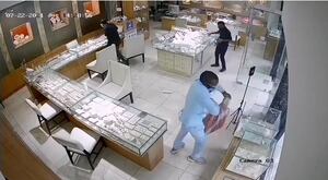 Se hizo pasar por cliente y era de los asaltantes. Robo a joyería a mano armada en Vía España quedó captado en video