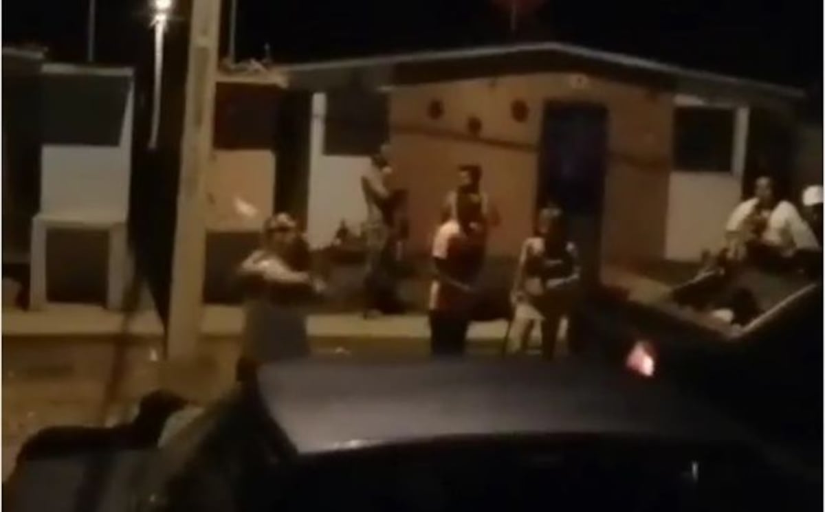 Capturan a mamá por agredir a su hija y destruirle su auto a palazos. Video.