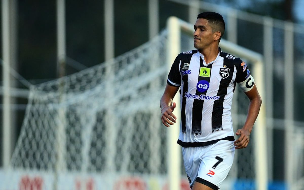 Edwin Aguilar celebra su cumpleaños como 'Jugador de la Semana'