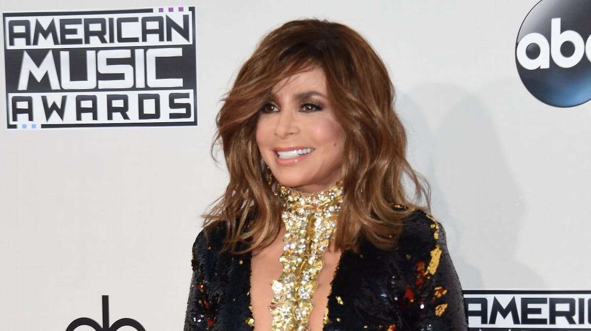 La cantante Paula Abdul tuvo una aparatosa caída desde un escenario