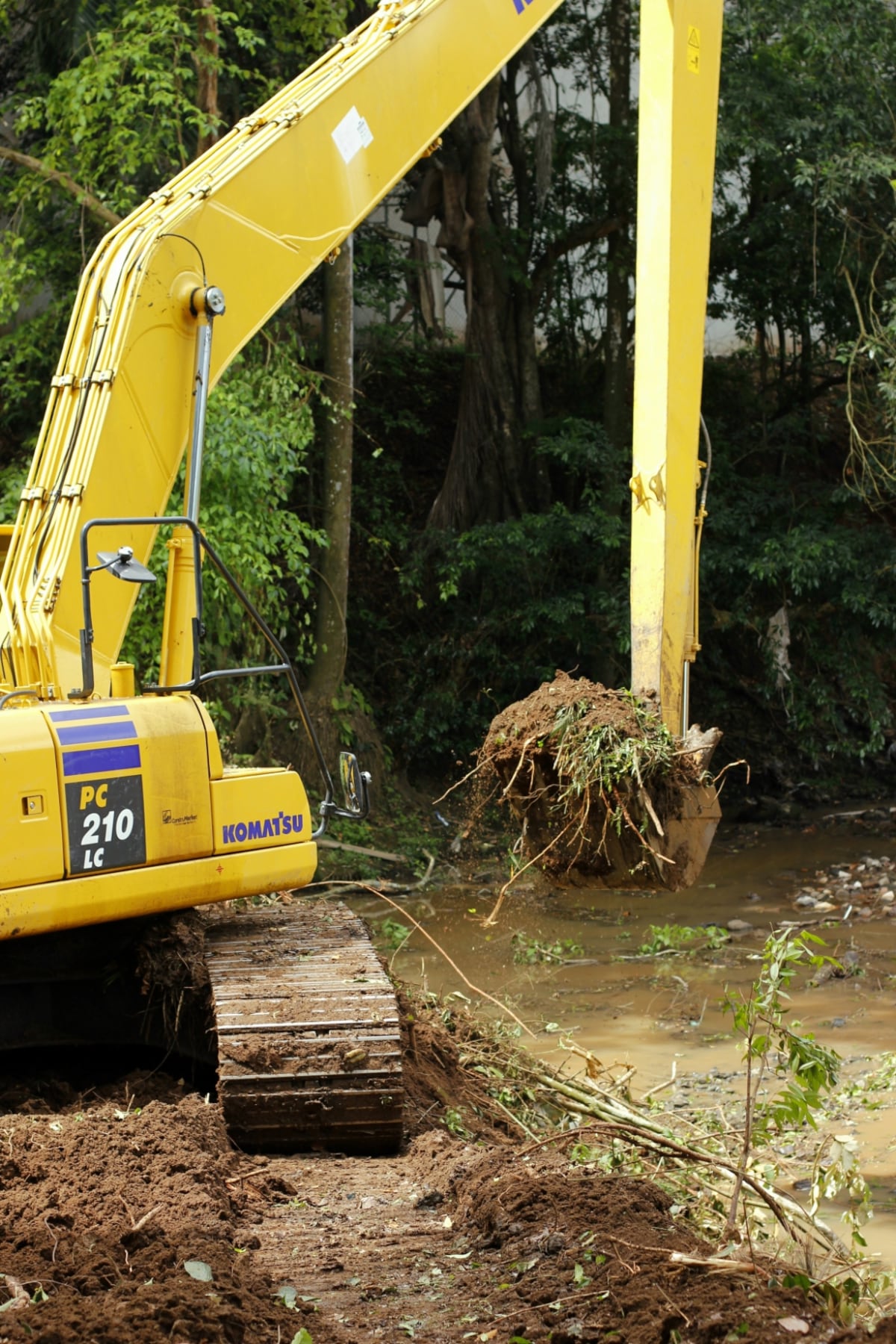 Limpia 10 km del río Curundú con maquinaria para evitar desbordes en el río Curundú