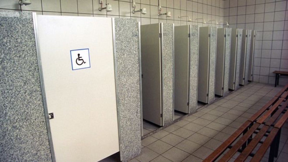 Pastor es arrestado por colocar cámara en baño de la iglesia