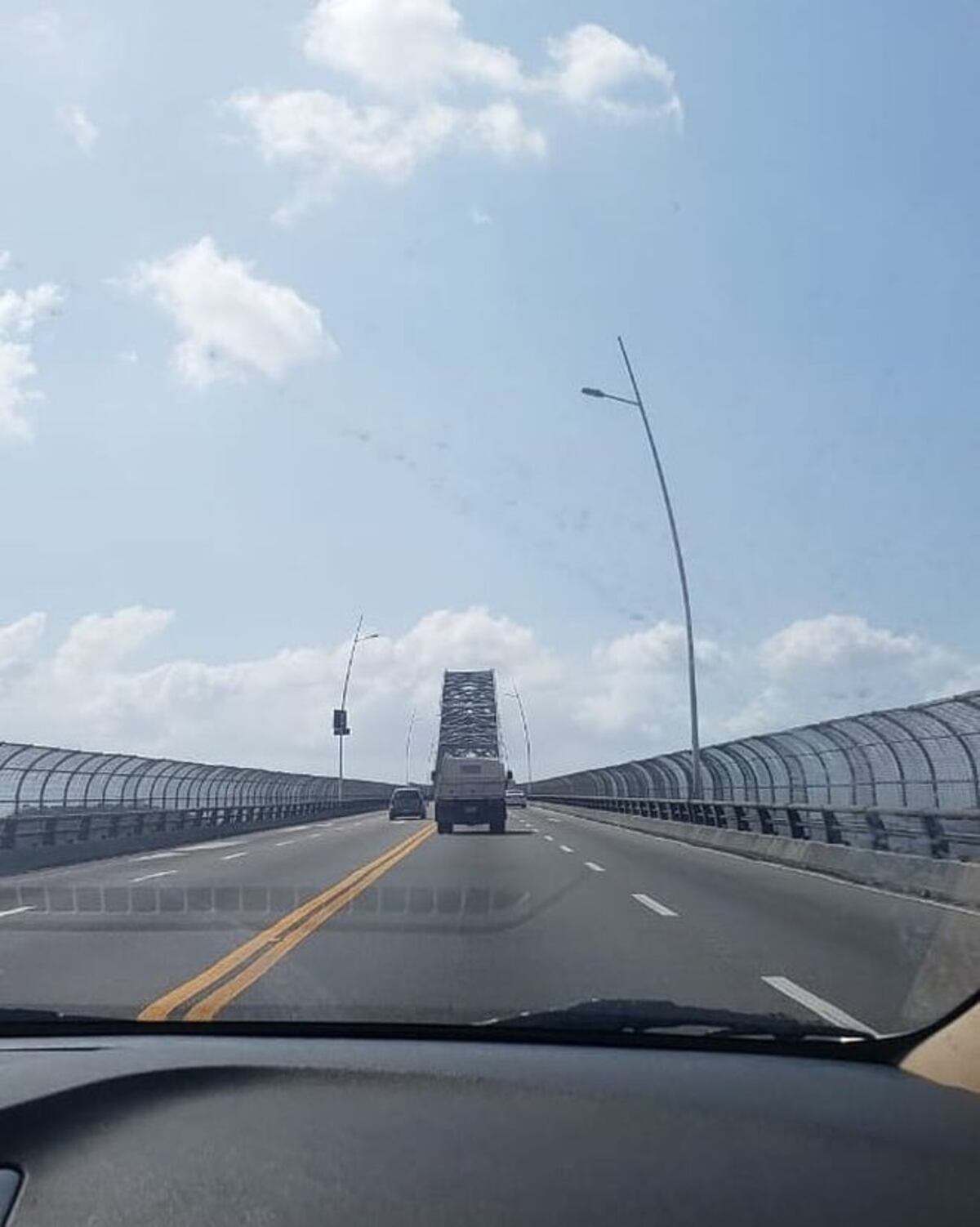 Miles se dirigen al interior. Se mantiene inversión de vías.Mula se vuelca