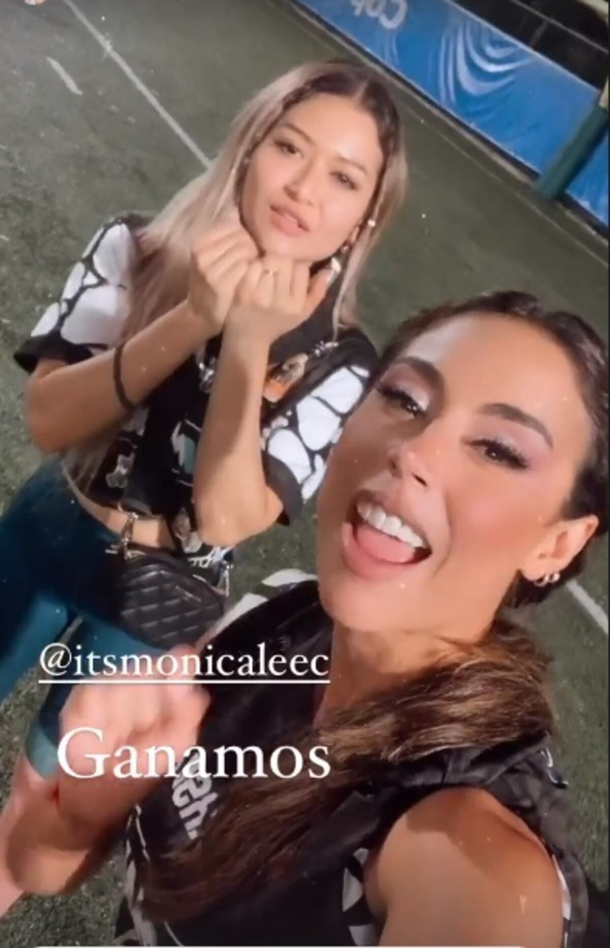 Le tiran gusanos. Vandalizan auto de presentadora de TV Clarissa Ábrego. Video