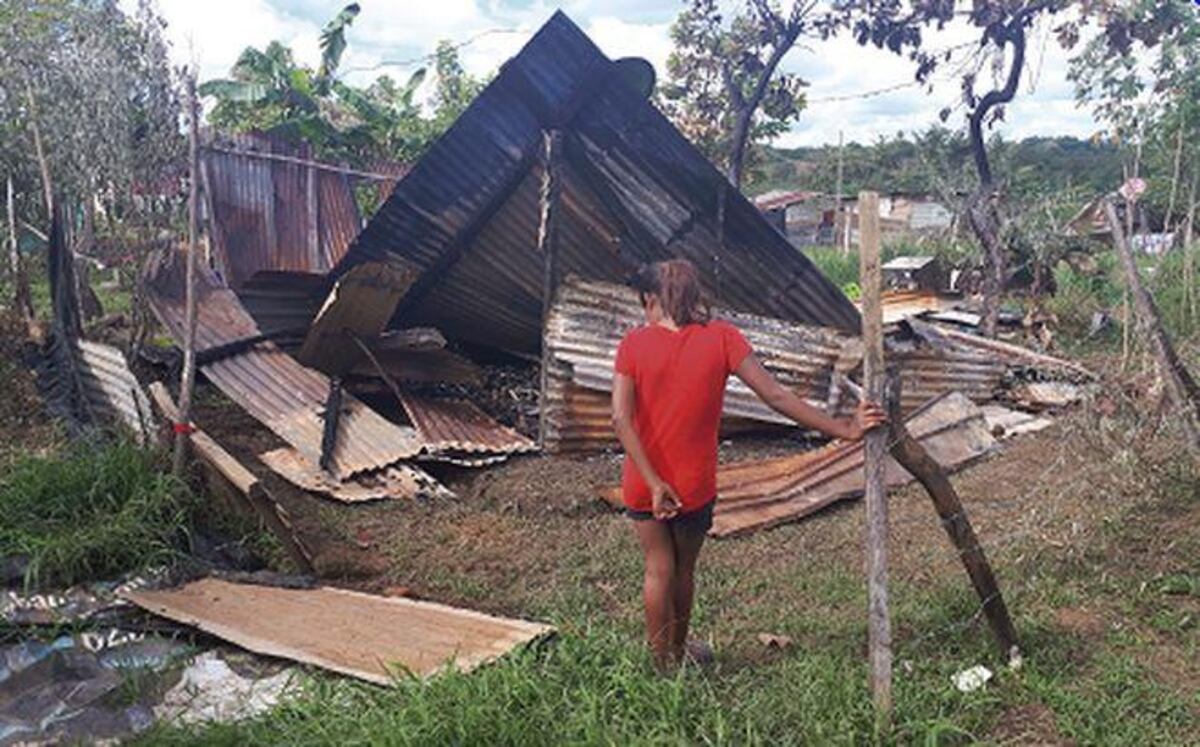 LA CASA ARDÍA EN LLAMAS. Le formulan cargos por incendiarismo y femicidio