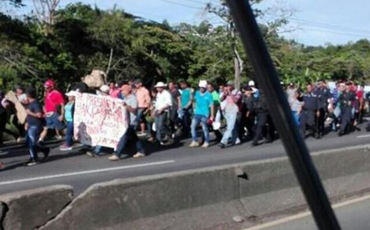 Grupo de personas de Cerro Galera marchan pidiendo solución habitacional 