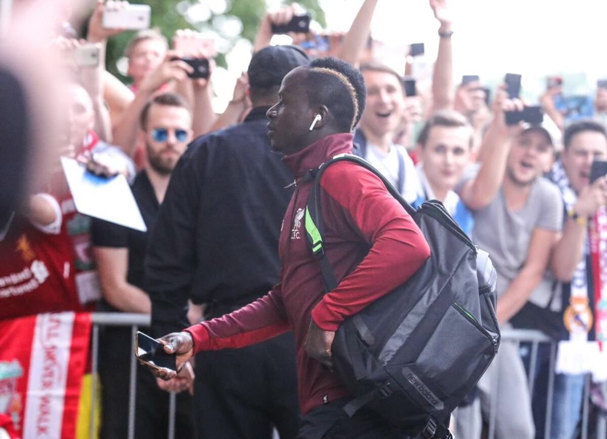 Liverpool y Real Madrid aterrizan en Kiev; mira las imágenes de ambos clubes