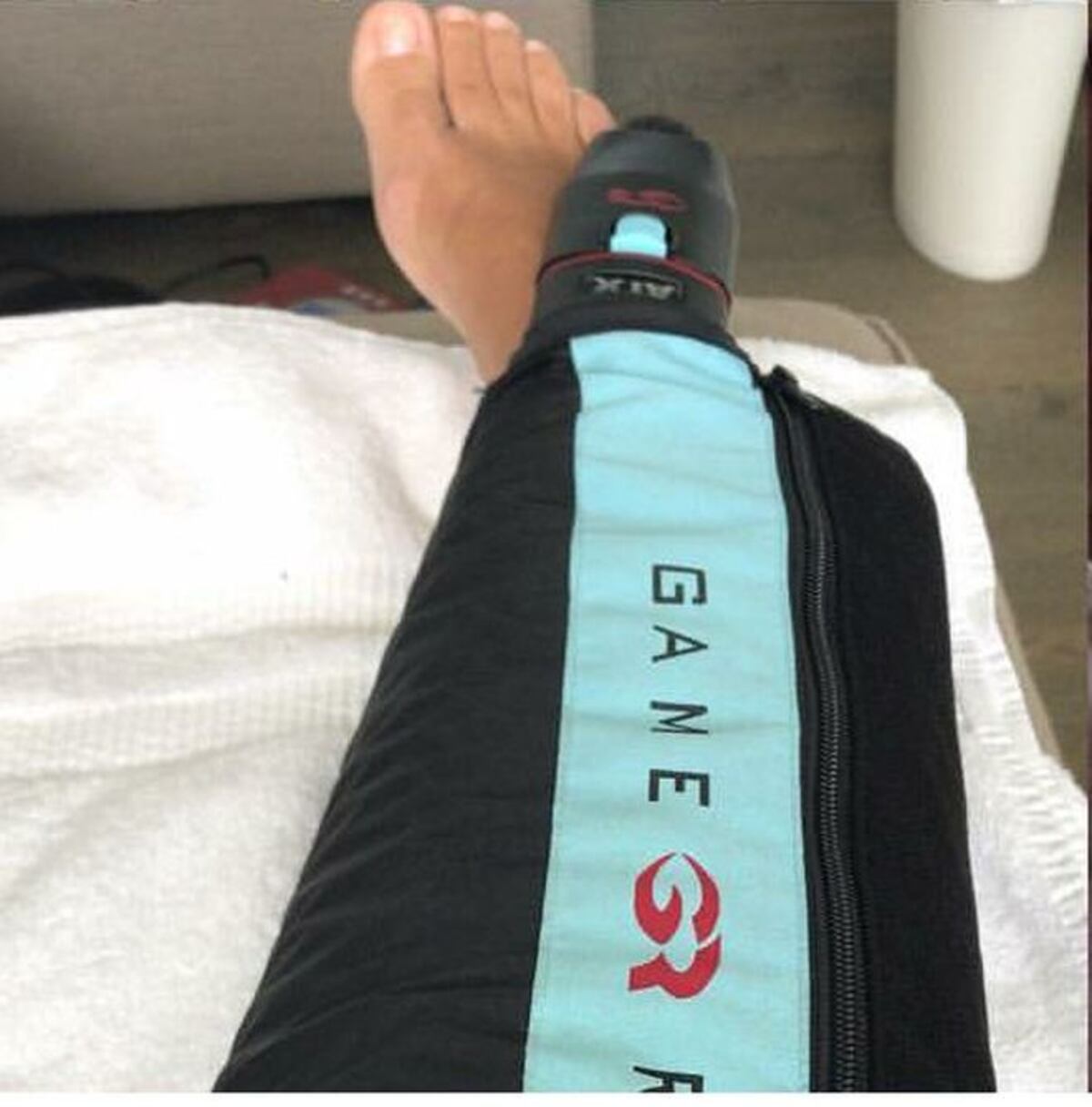 ¡AUCH! Primera Dama Lorena Castillo se lesiona una pierna