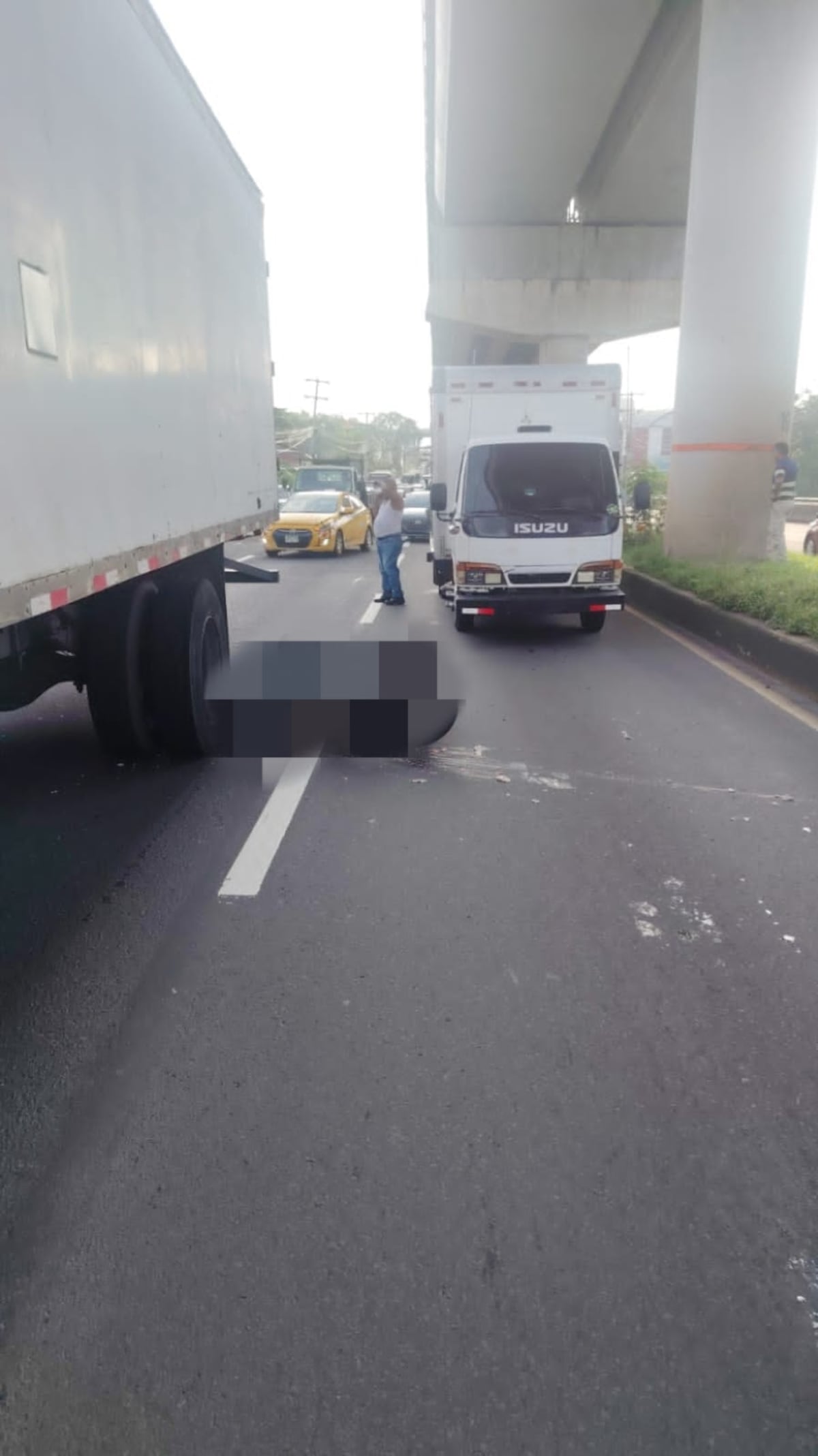 TRAGEDIA |Motorizado muere atrapado debajo de un camión en impactante accidente frente a la feria del IMA +DATOS SENSIBLES