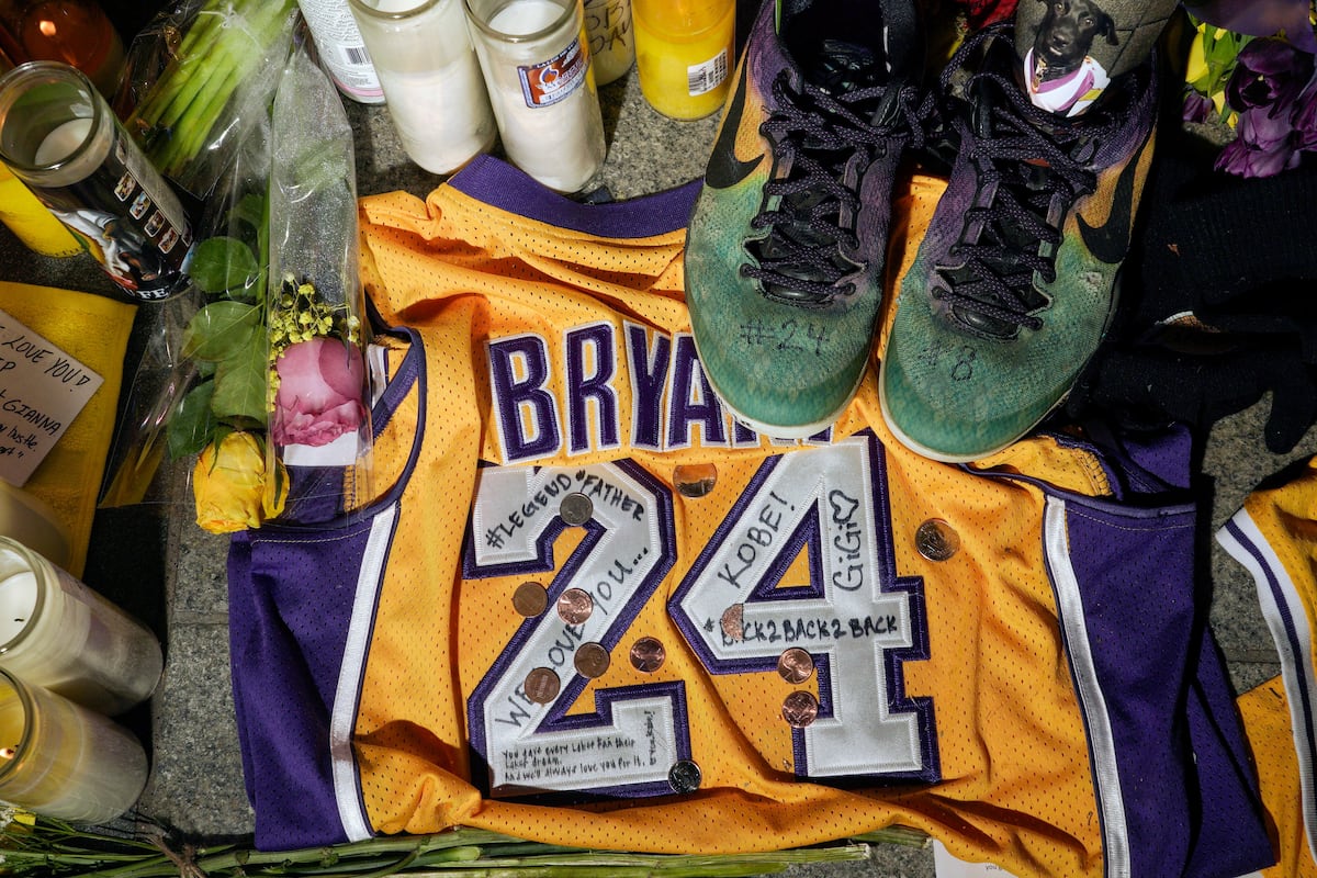 Salón de la Fama del baloncesto rinde homenaje al desaparecido Kobe Bryant