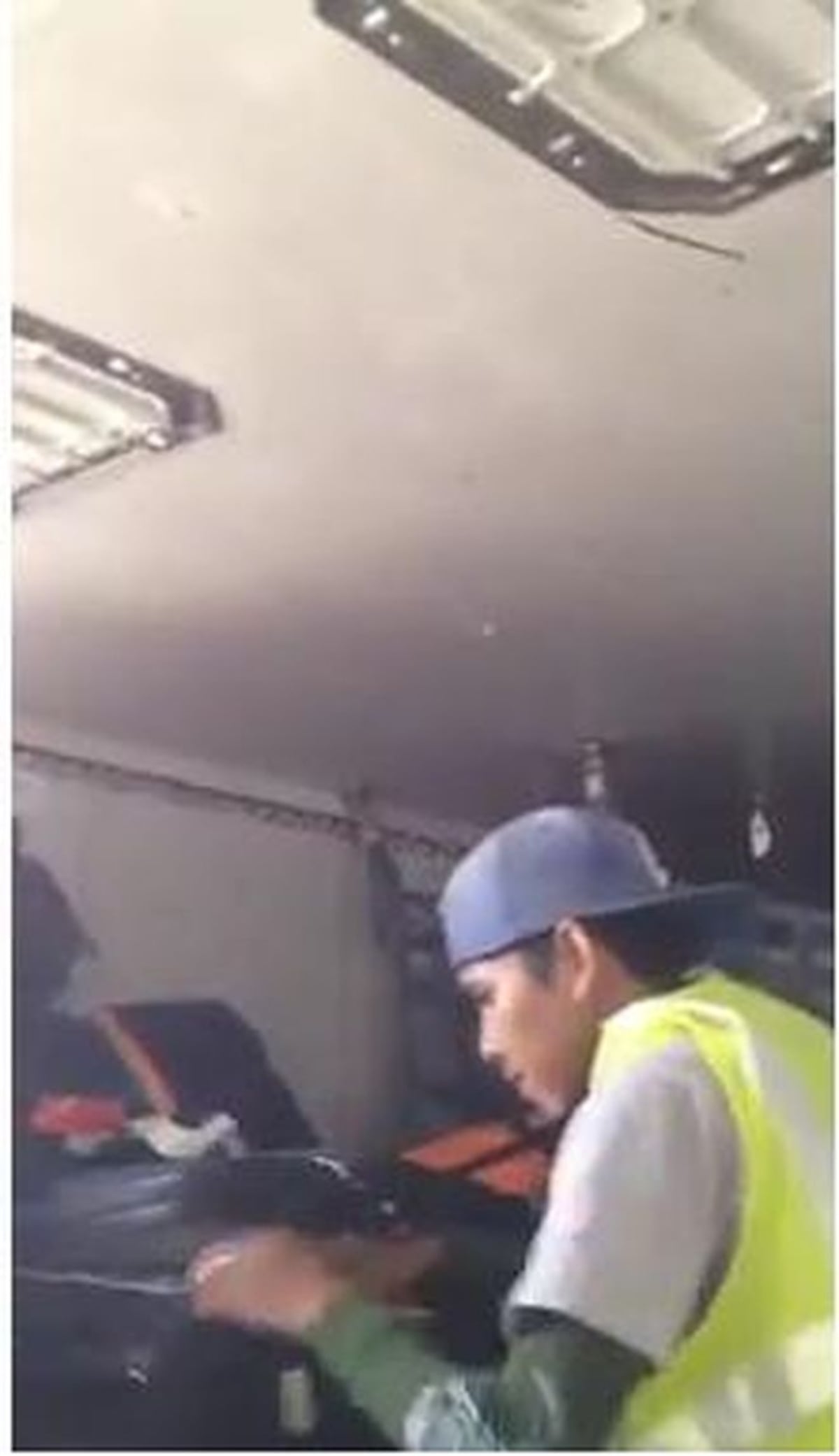 VIDEO. ¡AY, POR DIOS! Lo pillan saqueando equipaje