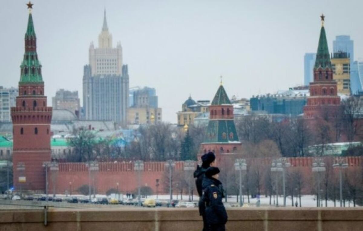 Un hombre desentierra por accidente los restos del ex de su pareja