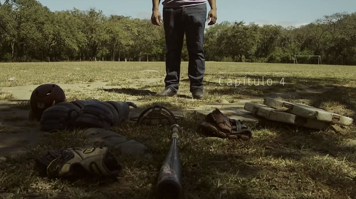 VIDEO | Indígenas reparan sus bates de béisbol con caucho de llanta de bicicleta