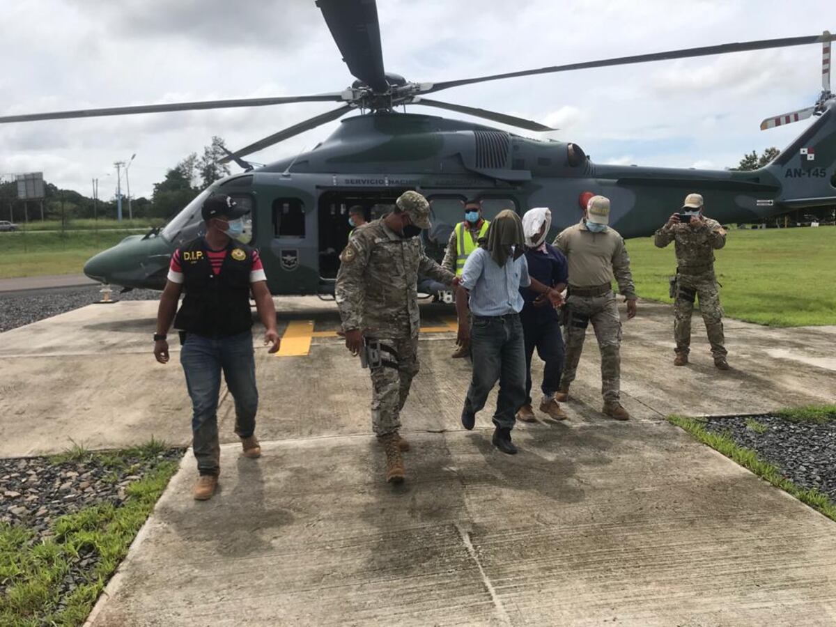 Sí hubo golpes, confirma ministra. Bebé de dos meses y niño de 10 años fueron rescatados de presunta secta. Líder prófugo podría tener más víctimas