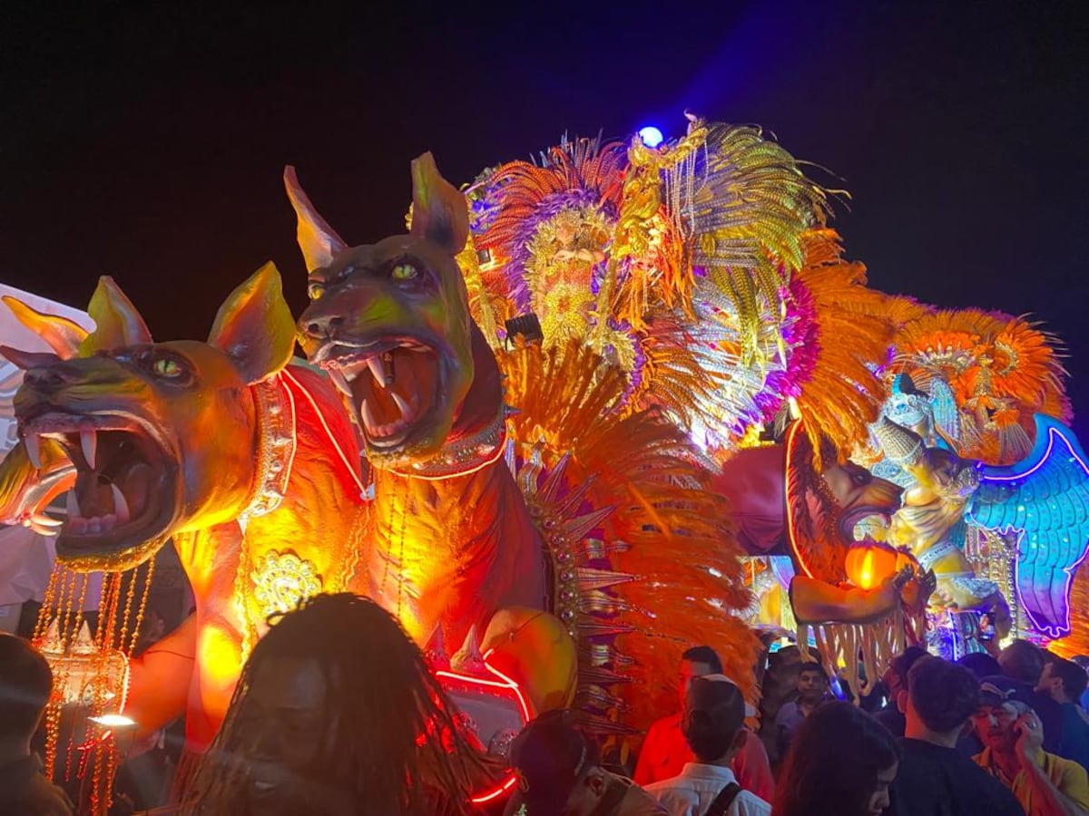 Año Nuevo en Las Tablas: Carnaval adelantado y deslumbrantes carros alegóricos marcan el inicio del 2024