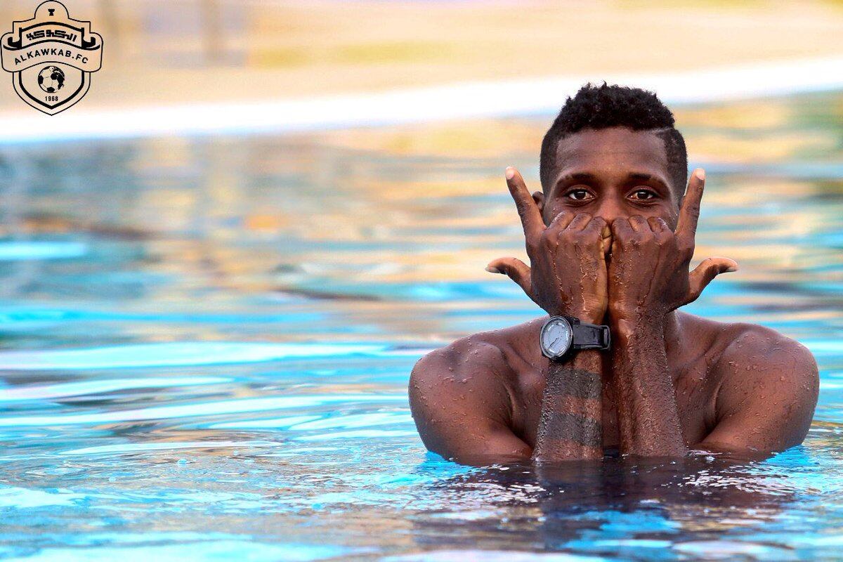 El panameño José Fajardo comparte con sus compañeros de equipo saudí