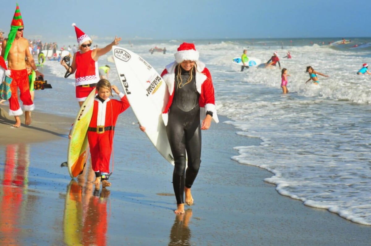 ¡La playa se llenó de Santa Claus! El surfing navideño vuelve a Cocoa Beach