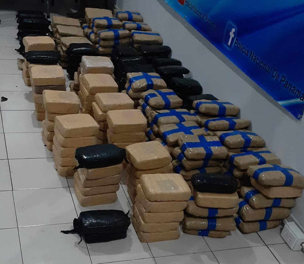 Encuentran 227 paquetes de droga en Pedasí