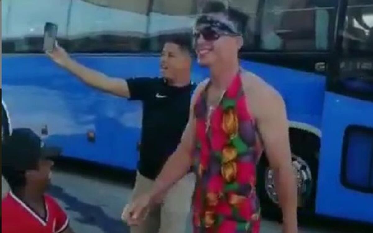 Obligan a peloteros santeños a penitencia de iniciación. Video viral