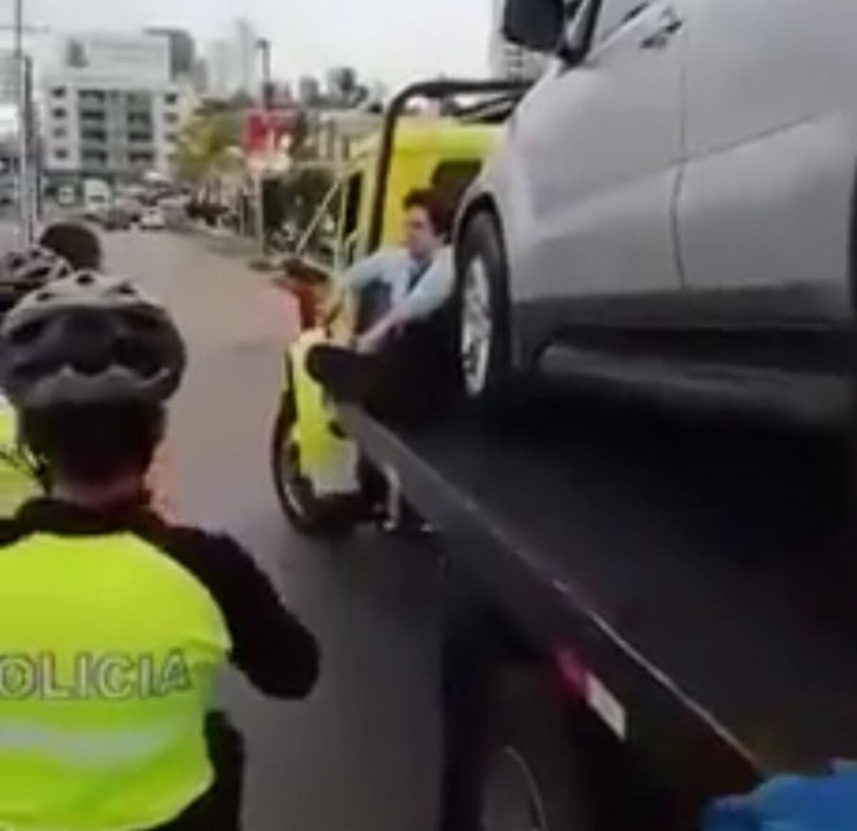 Lo que conductor bajo efectos del alcohol pedía a Policía.Video viral
