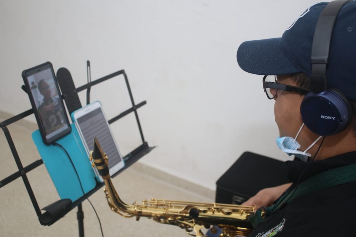 El semillero de músicos de la Policía Nacional enseña sus conocimientos a través de clases virtuales | Video 