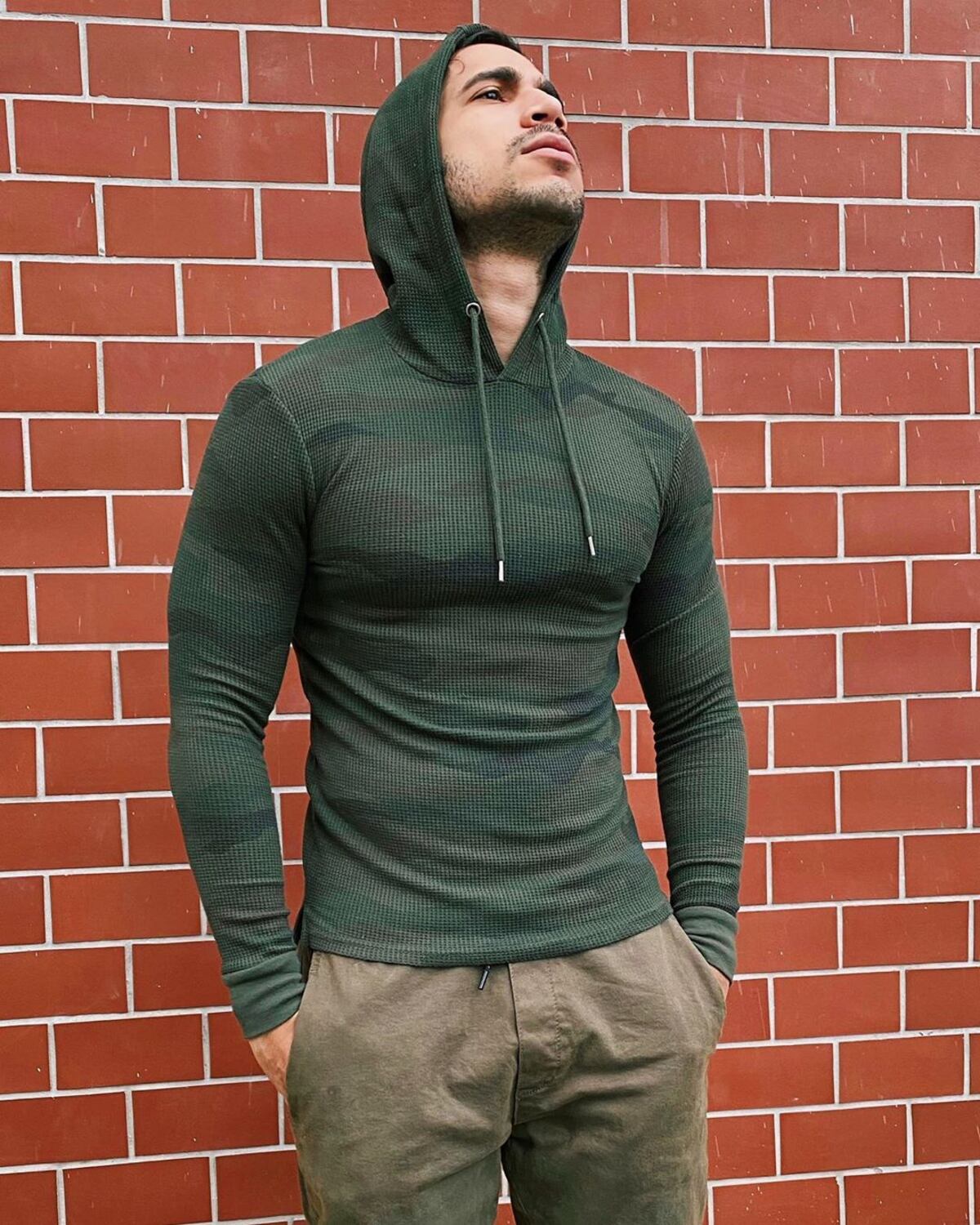 Elmis Castillo rompe el silencio y asegura que es ‘hetero’ ante el constante acoso de varones en redes +Video 