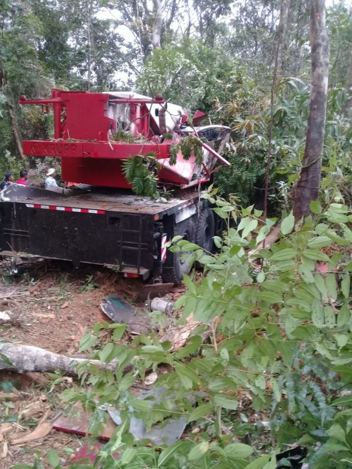 Un equipo pesado cae a un precipicio. Hay un muerto en La Pintada