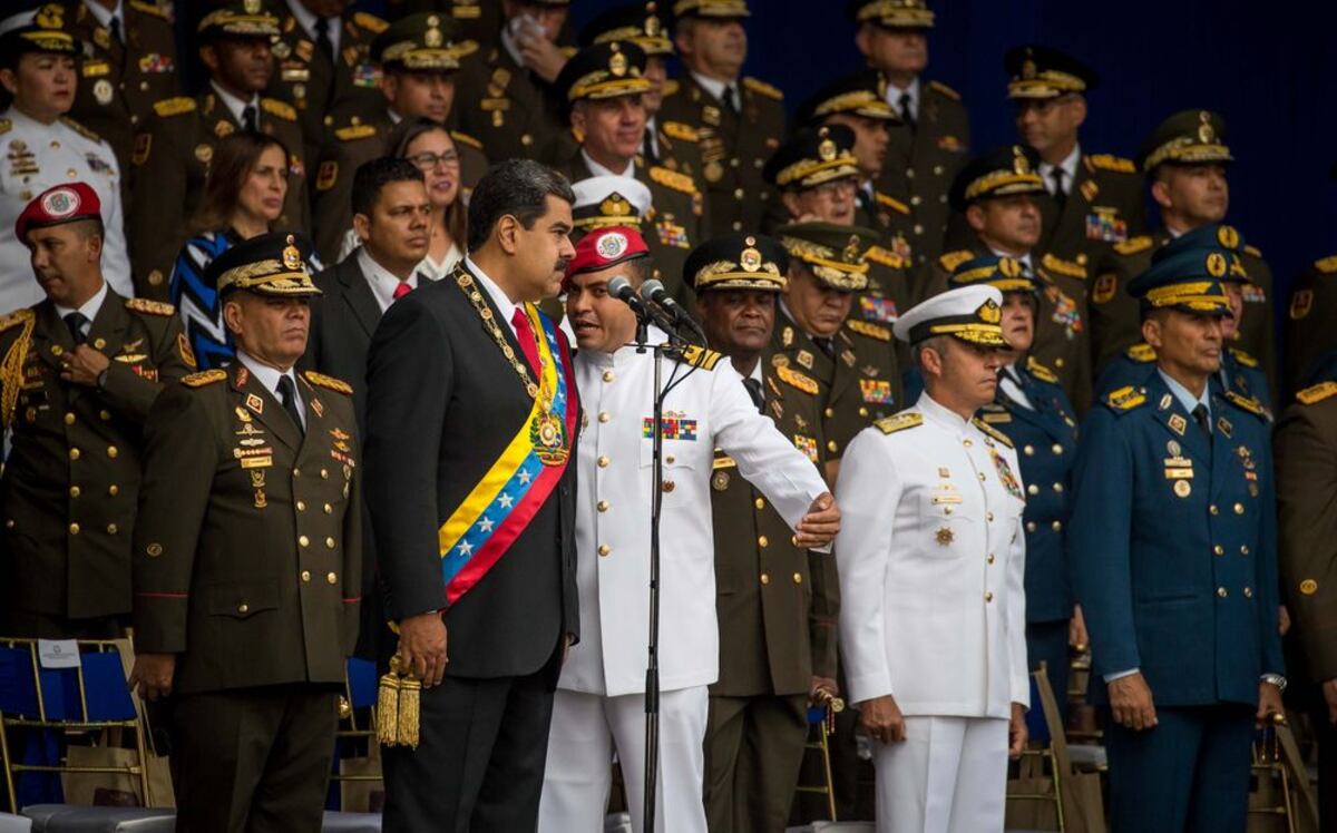 Evacúan a Maduro en acto militar por una fuerte explosión