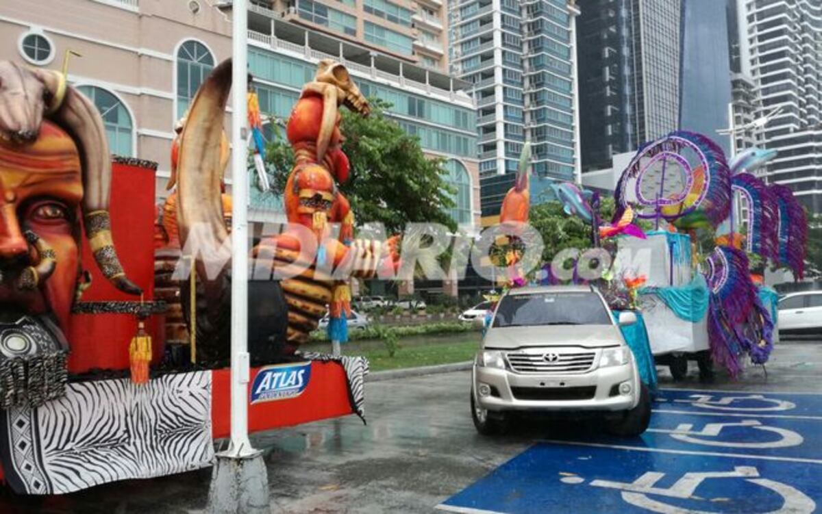 ¿COSA DIVINA? Pastor Edwin Álvarez oró contra marcha gay y vino apagón y lluvia