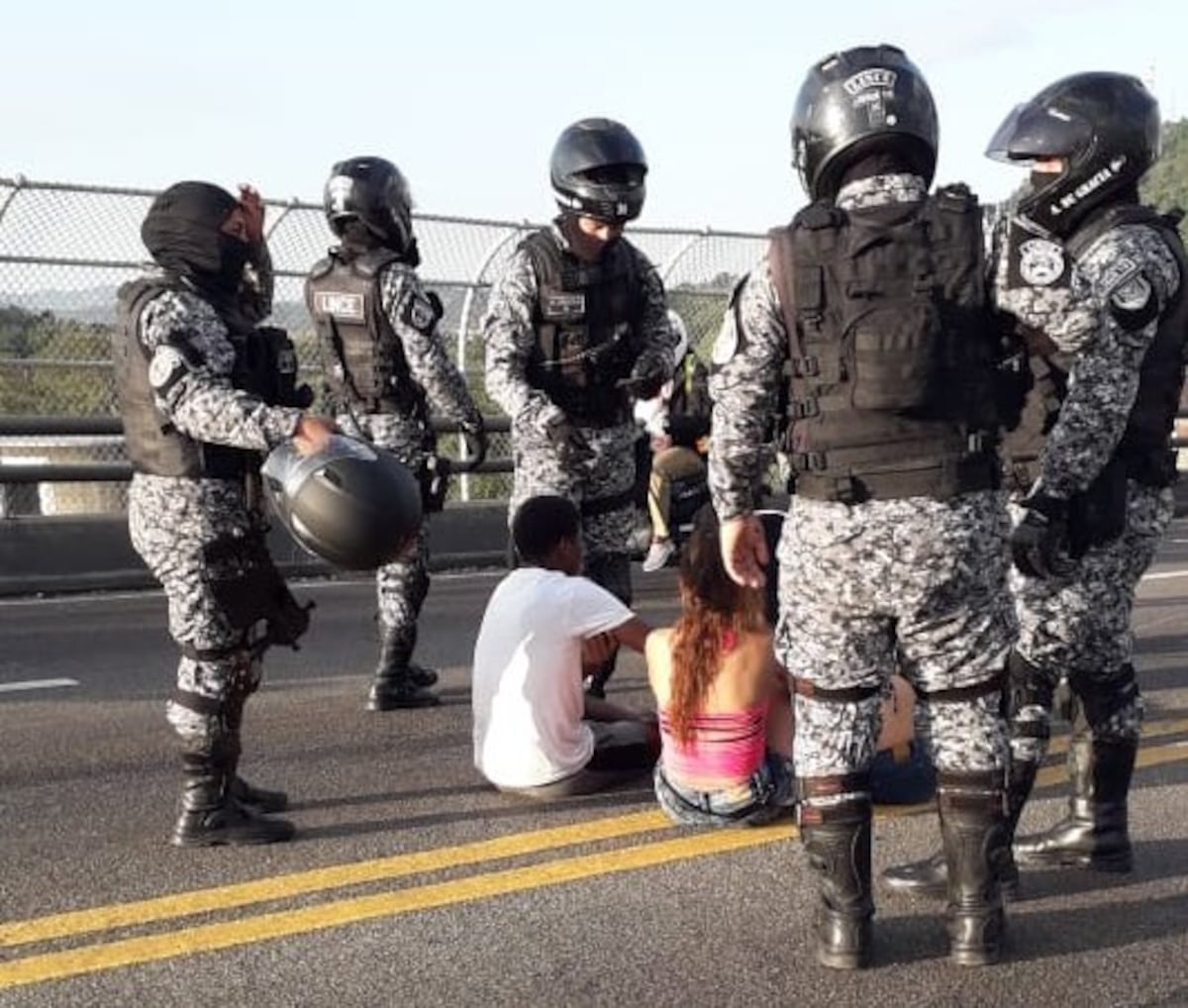 Recuperan arma que mujer lanzó desde el puente de Las Américas tras operativo