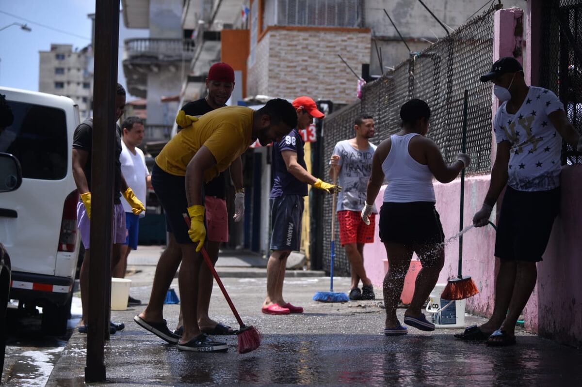 Con agua y jabón vecinos se unen para limpiar sus edificios y ganarle la batalla al cororavirus. Videos