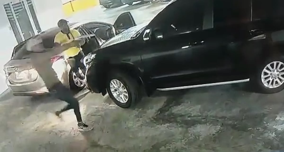 Con arma y mazo en mano delincuentes asaltan a conductora. Iba con sus hijos. Video