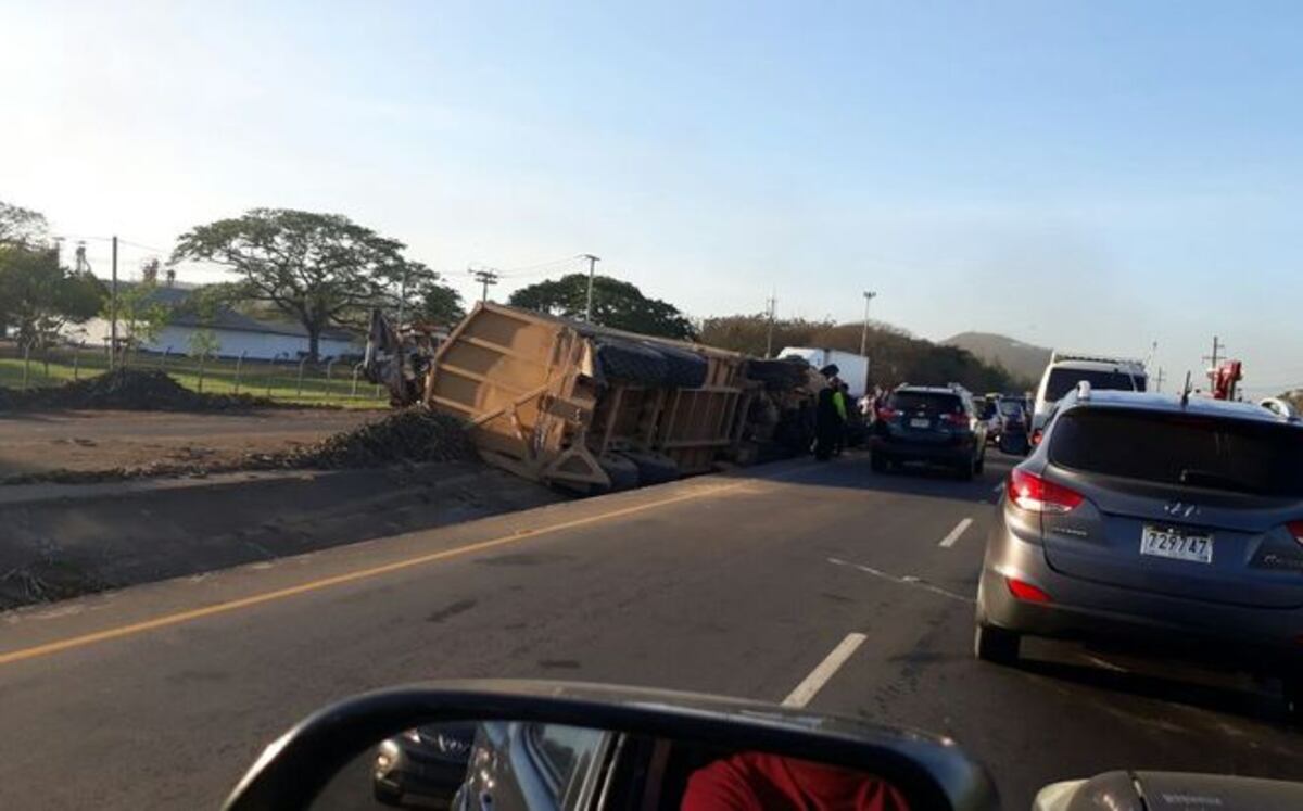 HAY UN ENORME TRANQUE. Camión cargado de caña se vuelca en la interamericana 