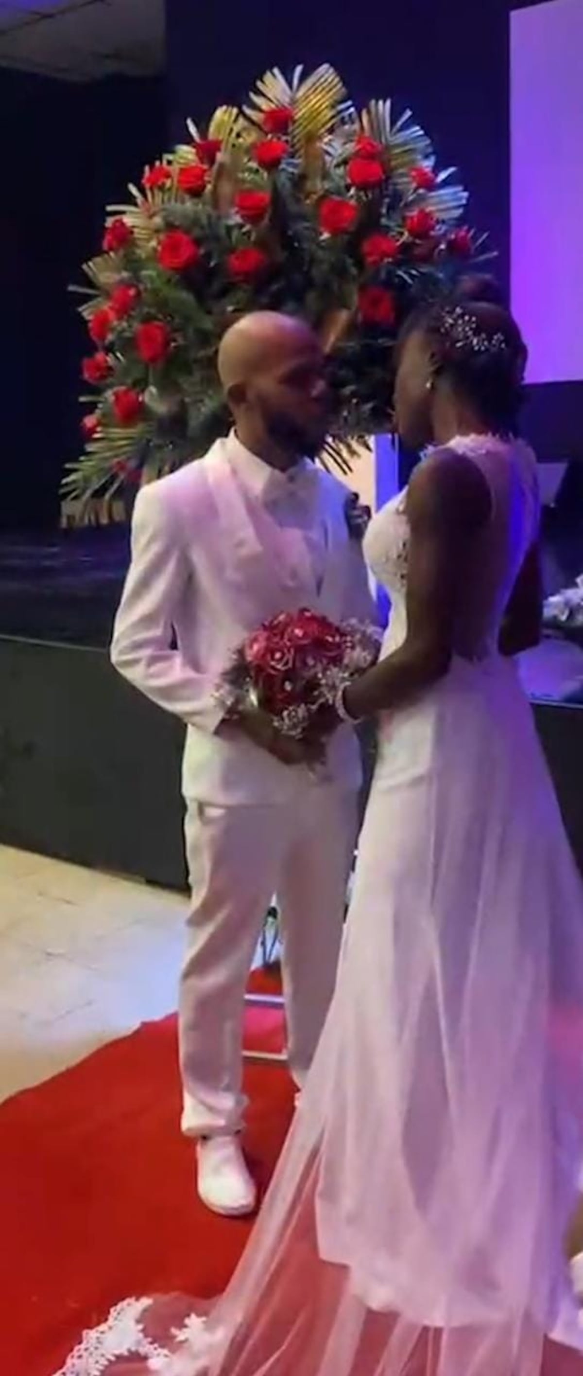 Son bodas, son anillos y vestidos de blanco. Dunduzuá promete estar con Yamal hasta que Cristo venga 