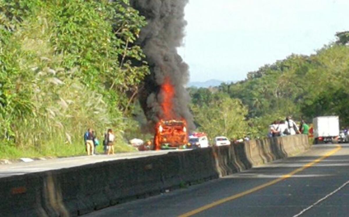 Bus de Colón ardió, se incendia en plena autopista. Pasajeros entraron en pánico