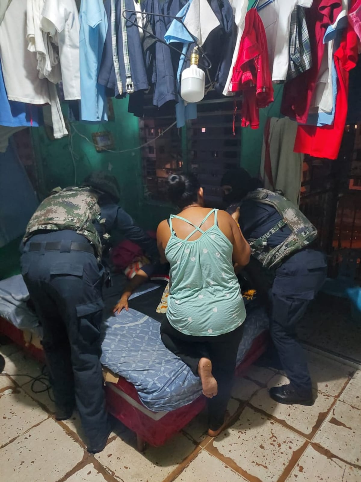 Policías ayudan a mujer a dar a luz en Curundú