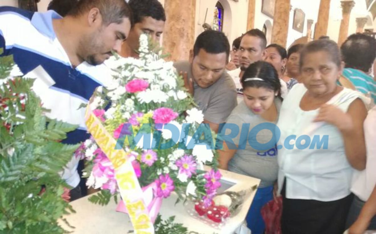 Ahogada en llanto por perder a su única hija. Dan último adiós a mujer asesinada