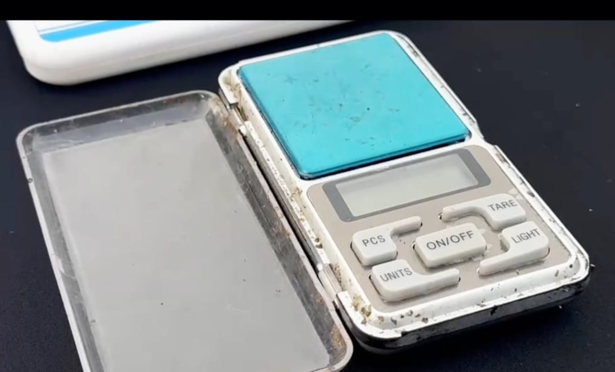 CHEPO | ¡Iba cargada hasta con pesas digitales! Mujer cae con arma, municiones y embalaje para droga en operativo +Fotos 