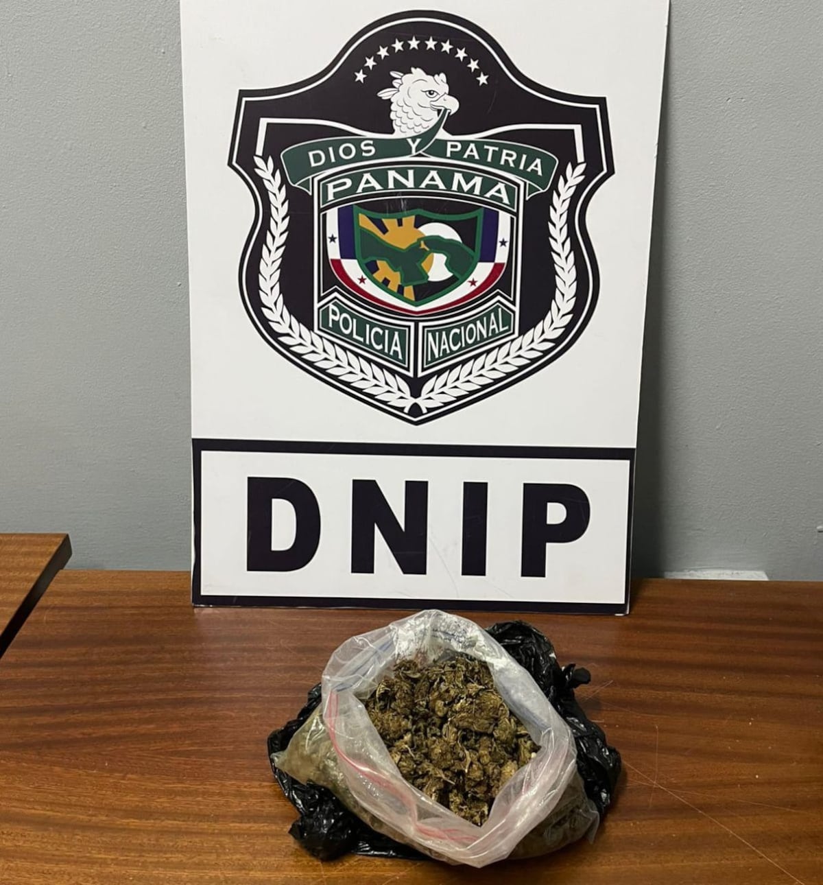 La tenían bien guardada: Baño comunal servía de escondite para presunta marihuana en El Chorrillo