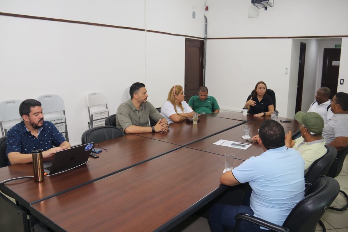 Pescadores se informan en la ARAP de modificación a ley que prohíbe el aleteo de tiburones