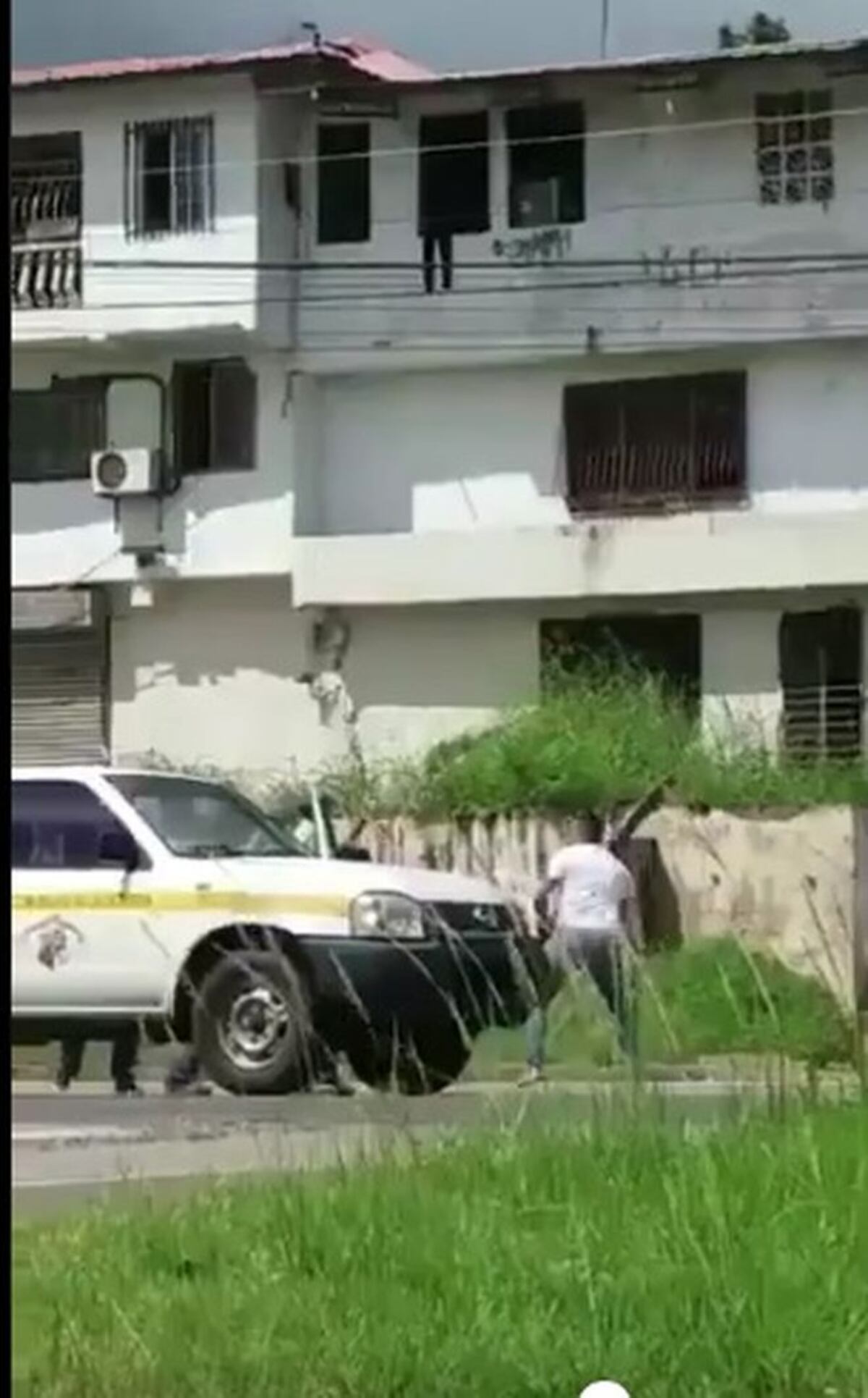 Taxista ataca con palo a funcionario en carro estatal en plena vía|Circula video