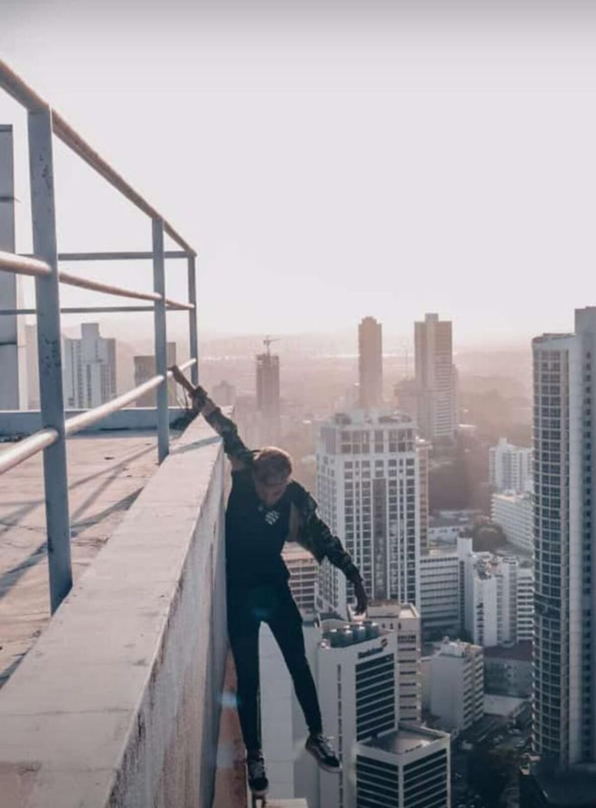 Captan a jóvenes arriesgando sus vidas por un 'like' en Obarrio. Video