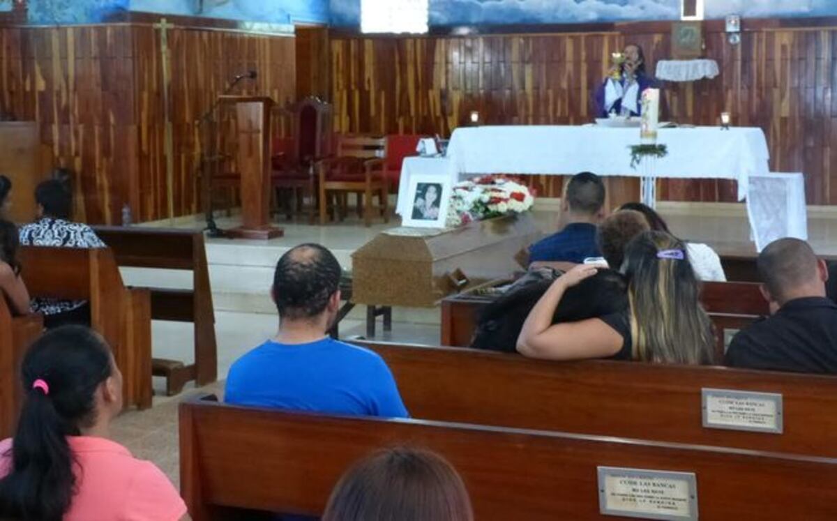 Despiden a joven asesinada por el padre de su hijo